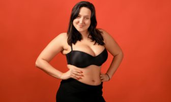 Femme ronde nue, un plan cul excitant !