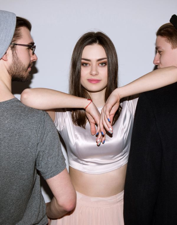 Femme entourée de deux hommes