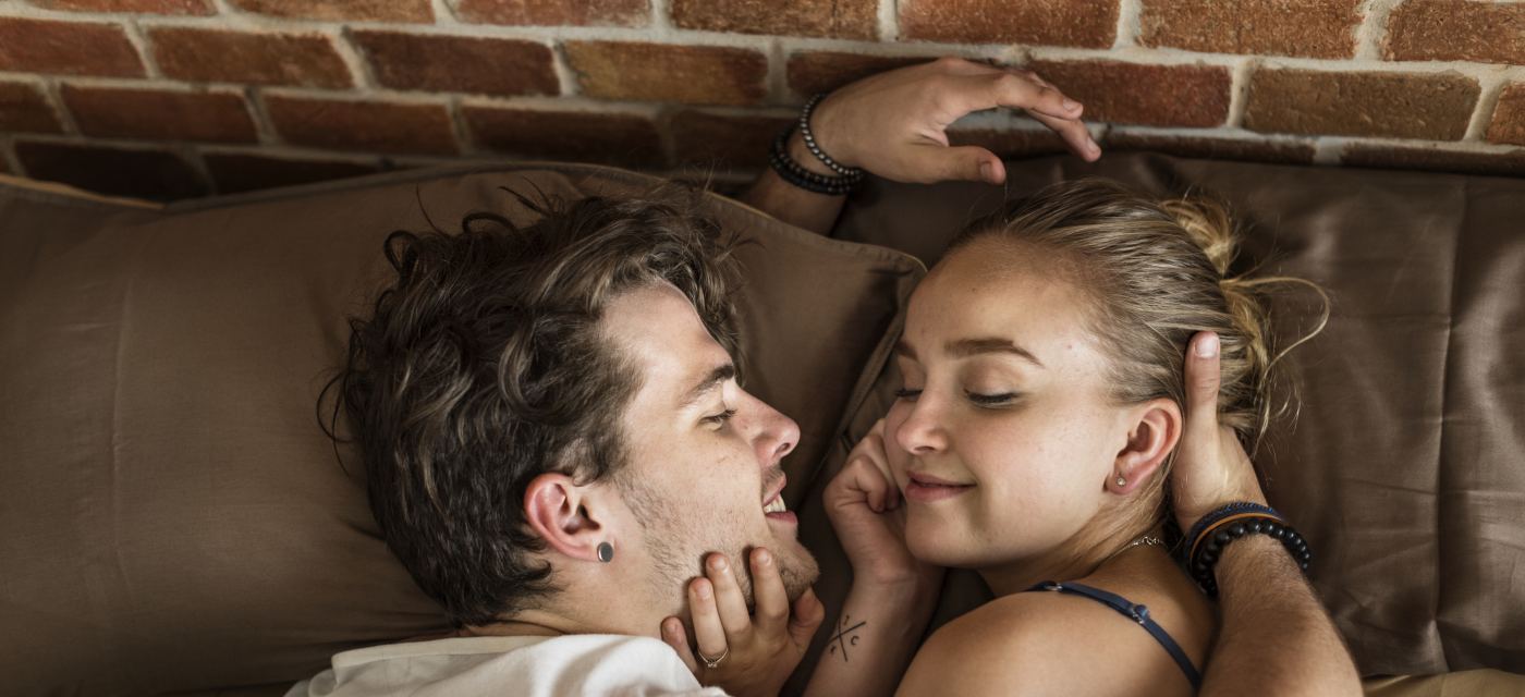 Homme et femme enlac�s